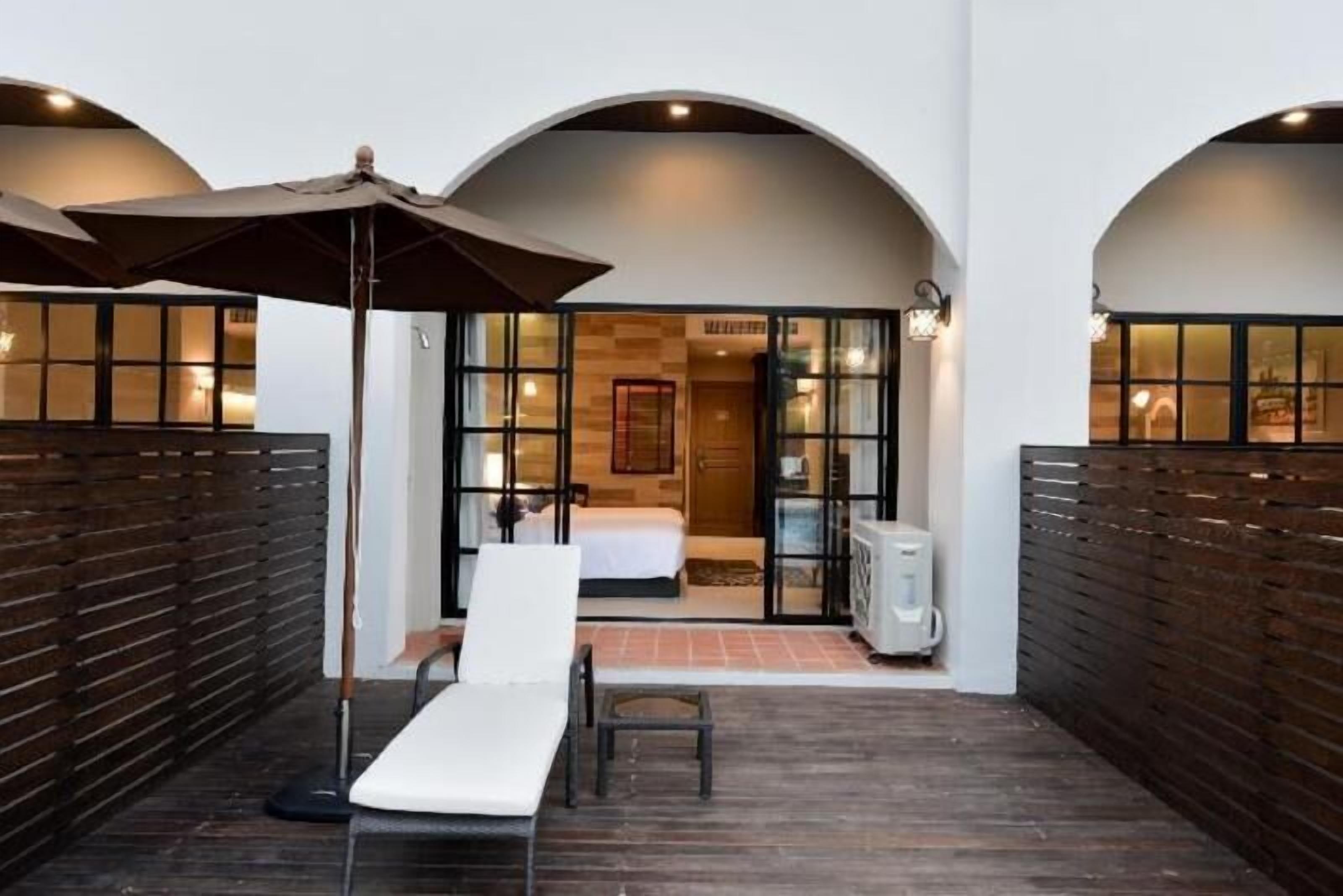 Een minibar, een kluis op de kamer, een bureau, verduisterende gordijnen