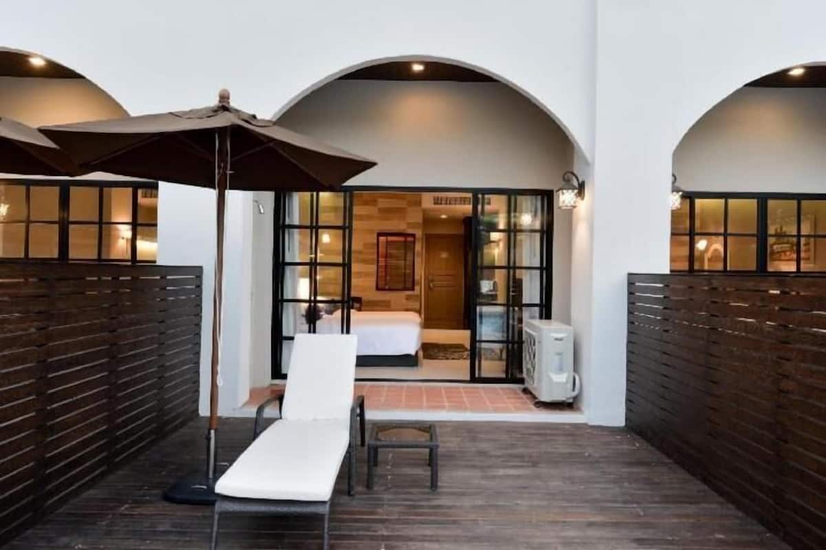 Een minibar, een kluis op de kamer, een bureau, verduisterende gordijnen