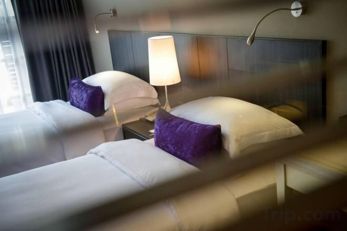 Minibar, värdeförvaringsskåp på rummet och skrivbord