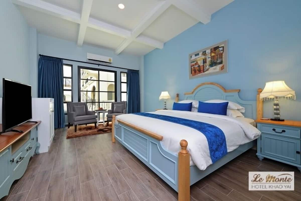 Deluxe Double Residence | Minibar, in-room safe, desk, blackout curtains