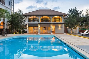 Outdoor pool, pool umbrellas, sun loungers