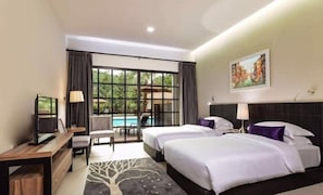 Deluxe Pool Access Twin Room | Frigobar, cofres nos quartos, escrivaninha, cortinas blackout