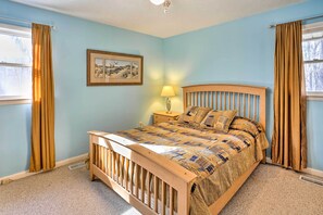 3 bedrooms, iron/ironing board, Internet, bed sheets - Lake Waccamaw Home w/ Fenced Yard & Shared Pier! (Lake Waccamaw)