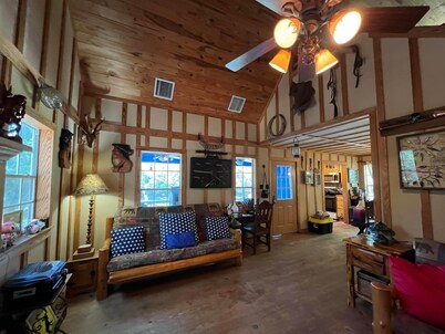 Angeltom Cabin & RV:20 Acre Woods - >16 pip + Jacuzzi + treehouse + UTV + 2ponds