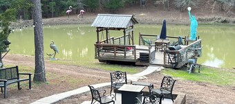 Angeltom Cabin & RV:20 Acre Woods - >16 pip + Jacuzzi + treehouse + UTV + 2ponds