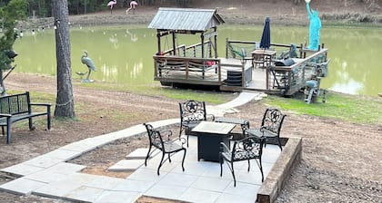 Angeltom Cabin & RV:20 Acre Woods - >16 pip + Jacuzzi + treehouse + UTV + 2ponds