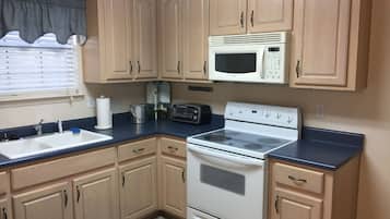 冰箱、微波炉、烤箱、炉灶