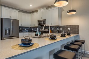 Kylskåp, mikrovågsugn, ugn och spishäll