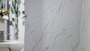 Habitación individual básica, 1 cama Queen size | Baño | Regadera y toallas