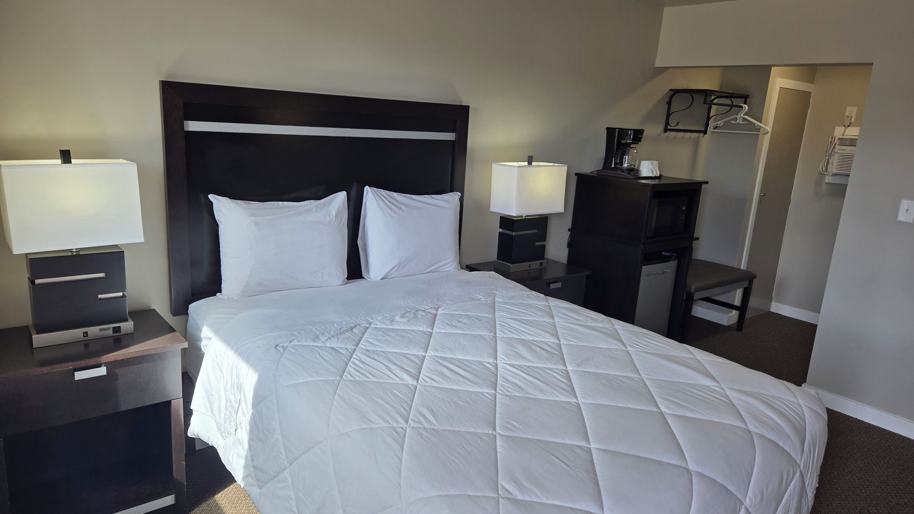 Basic Single Room, 1 Queen Bed | Free WiFi, bed sheets