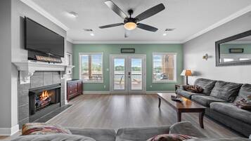 Téléviseur connecté, foyer, lecteur de DVD, livres