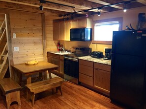 Kylskåp, mikrovågsugn, ugn och spishäll