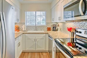 Fridge, microwave, stovetop, dishwasher