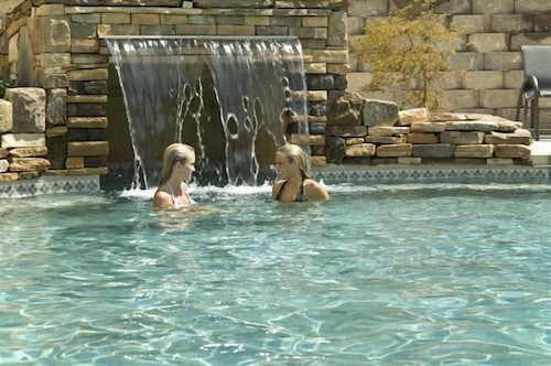 Premier Lakefront Condo @ Land’s End, Over 250 5 Star Reviews, 3BR/2BA, Elevator