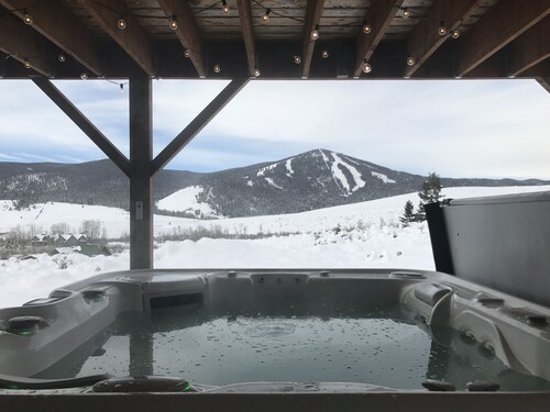 Luxurious SW Montana Log Cabin near Maverick Mountain skiing & Elkhorn Hotspring