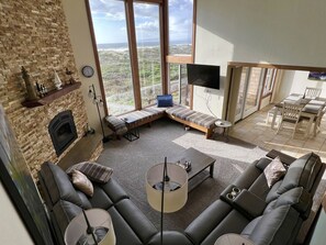 Smart TV, chimenea, reproductor de DVD y libros