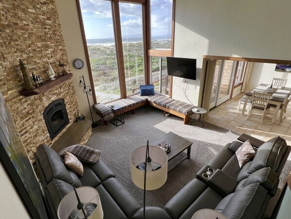 Téléviseur connecté, foyer, lecteur de DVD, livres