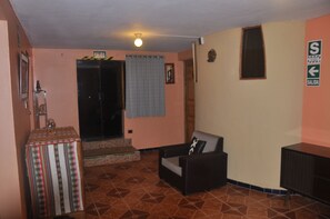 Lobby sitting area - Hostal Goya Andina (Cusco)