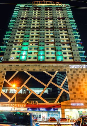 Fachada de la propiedad por la tarde o noche