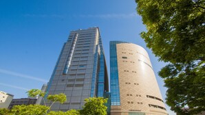 A modern building with a glass facade and a cylindrical structure. - HOTEL J-SHIP OSAKA NAMBA (Osaka)