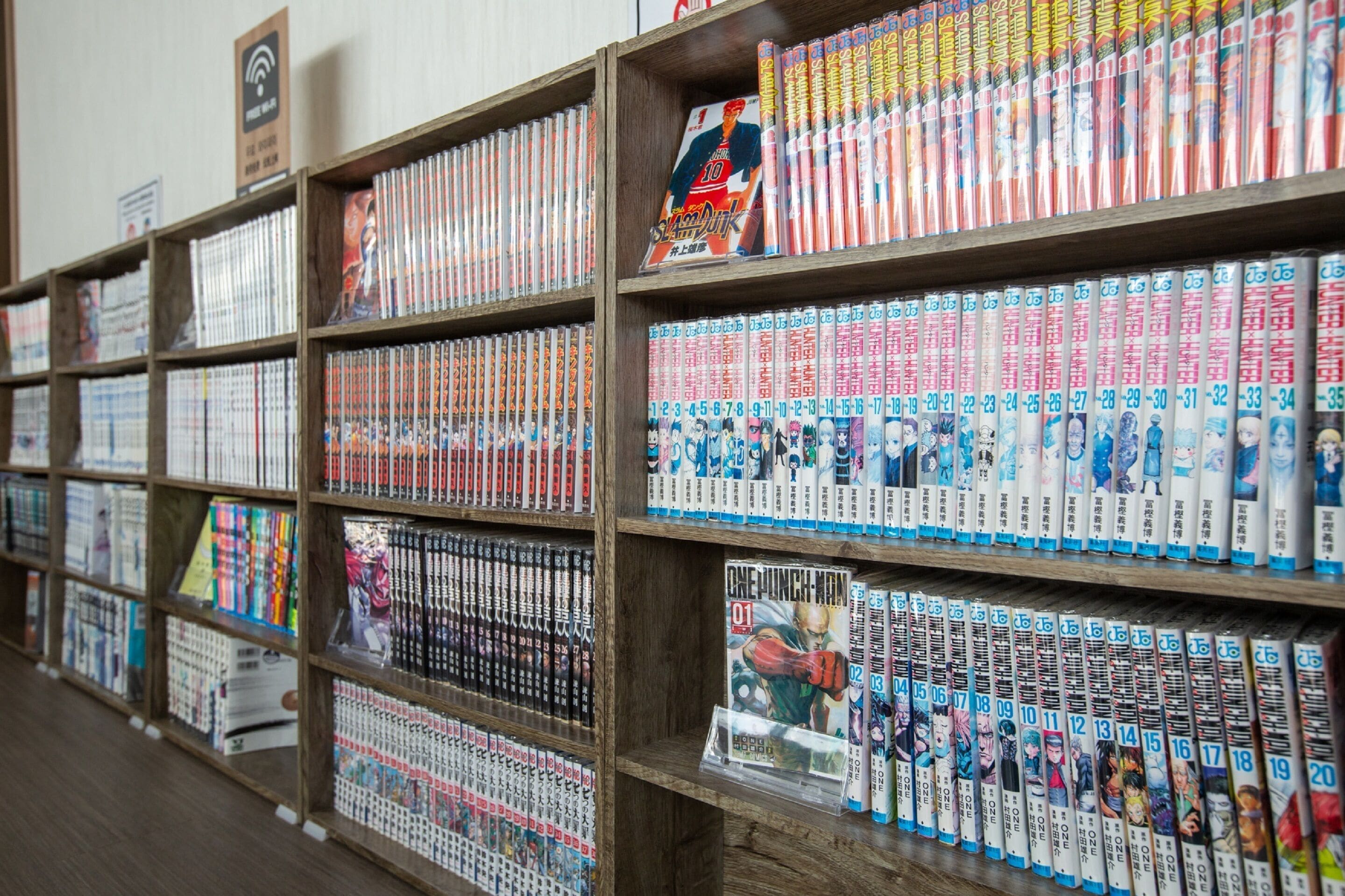 Una librería con estantes llenos de manga y cómics.