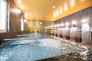 อ่างอาบน้ำแบบหัวเจ็ต, ของใช้ในห้องน้ำฟรี, ไดร์เป่าผม