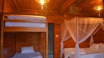 Shared Dormitory | Minibar, desk, soundproofing, free WiFi