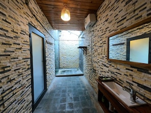 Habitación familiar | Baño | Regadera, amenidades de baño gratuitas, secadora de cabello, pantuflas