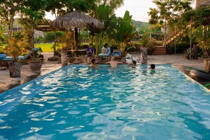 Outdoor pool - Sy's Homestay (Bo Trach)
