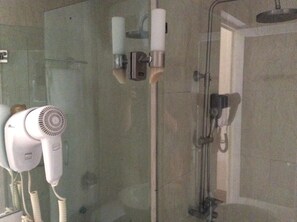 Zimmer ( VIP ) | Badezimmer | Dusche, kostenlose Toilettenartikel, Haartrockner, Hausschuhe