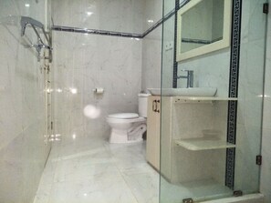 Bathroom - Bali Paradise Suites Seminyak (Legian)