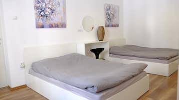 Estúdio básico, 2 camas Queen, banheiro privativo | Wi-Fi de cortesia, roupa de cama