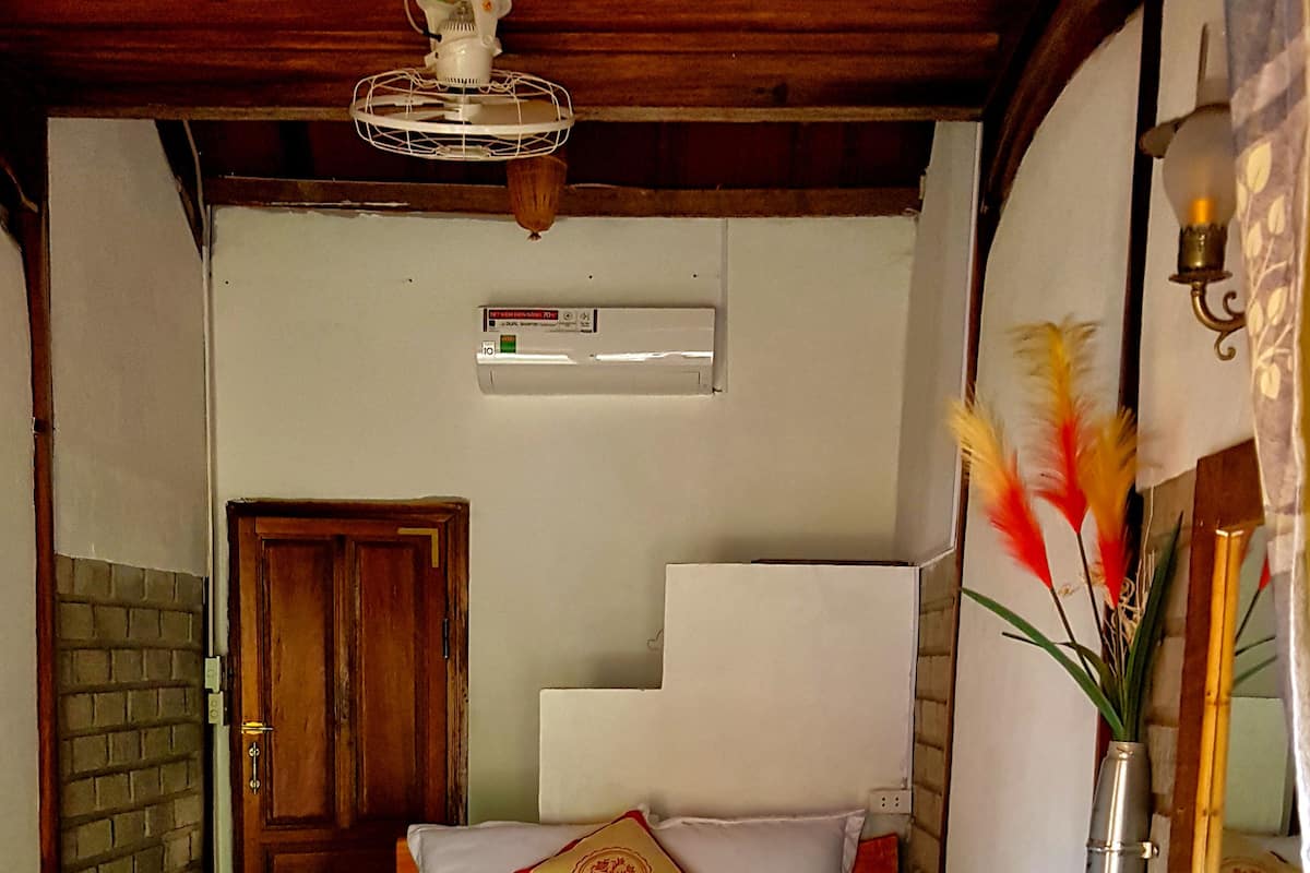 1 habitación, escritorio y espacio para trabajar con laptop