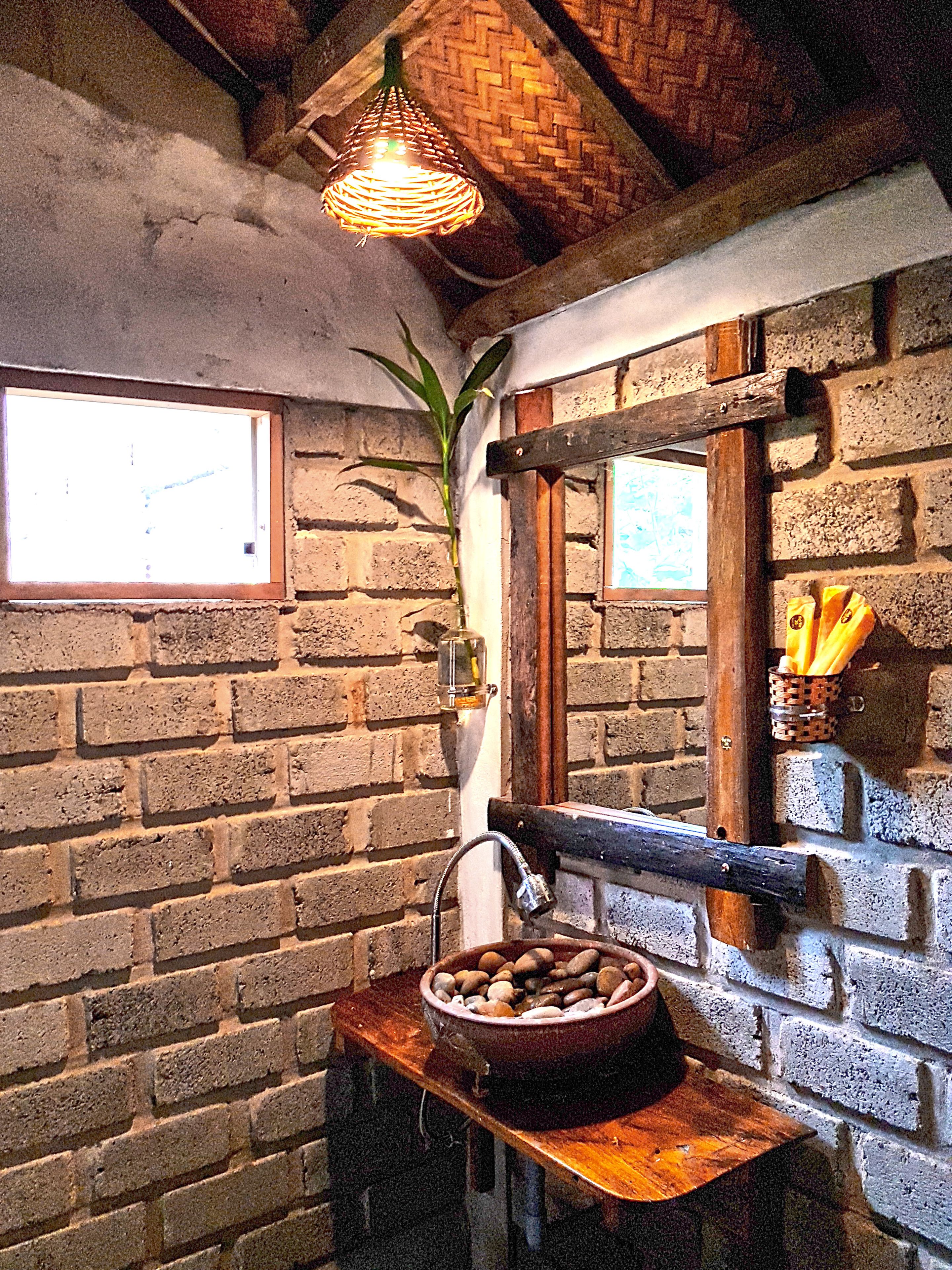 Bruser, gratis toiletartikler, hårtørrer, hjemmesko