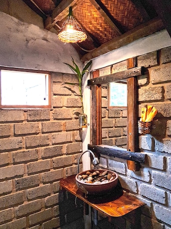Shower, free toiletries, hair dryer, slippers. Highway 20 Homestay