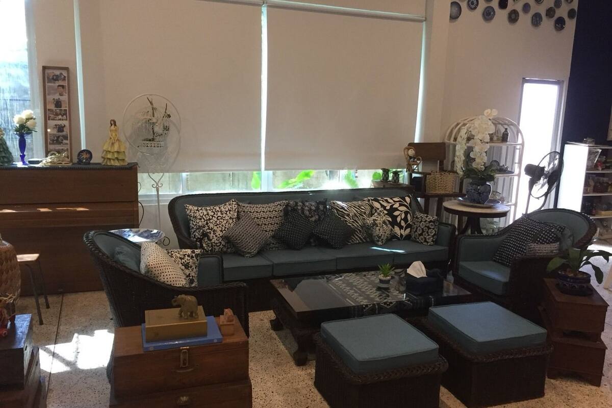 breakfast, lunch, dinner served; local and international cuisine