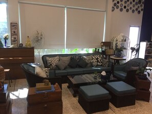 Menyajikan hidangan lokal dan internasional