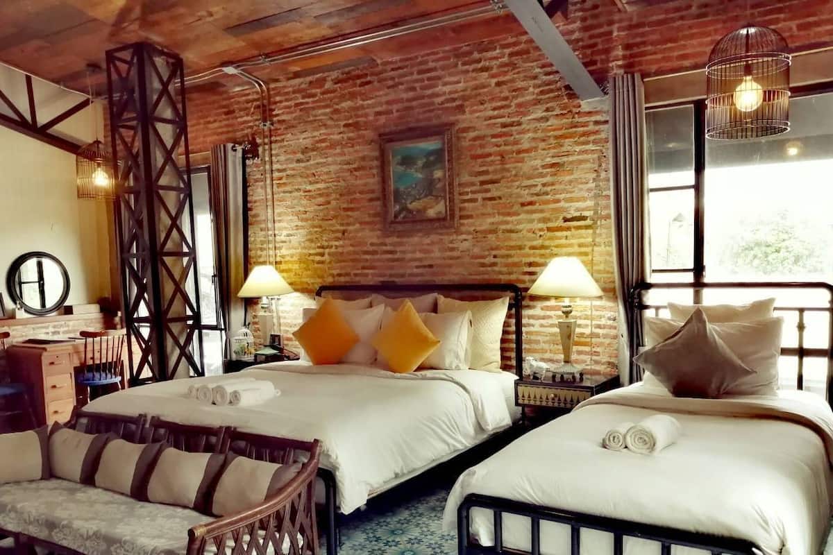 family room | desk, free wifi