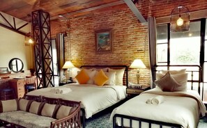 Family Room | Desk, free WiFi