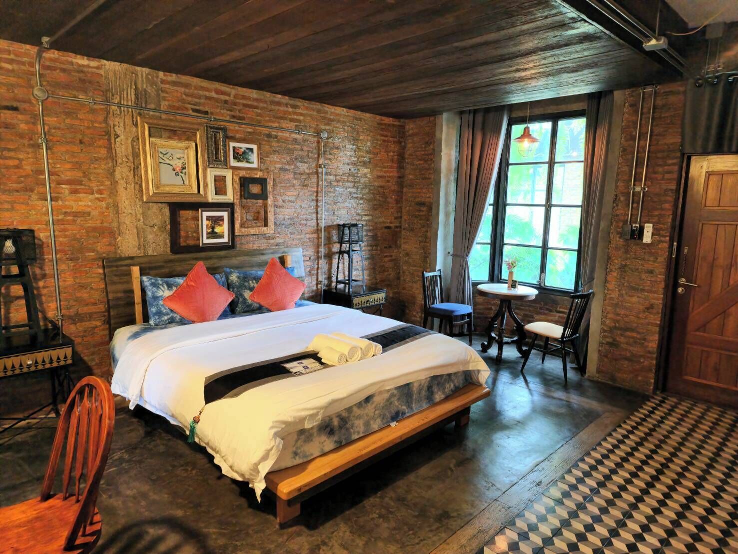 Deluxe Loft | Desk, free WiFi