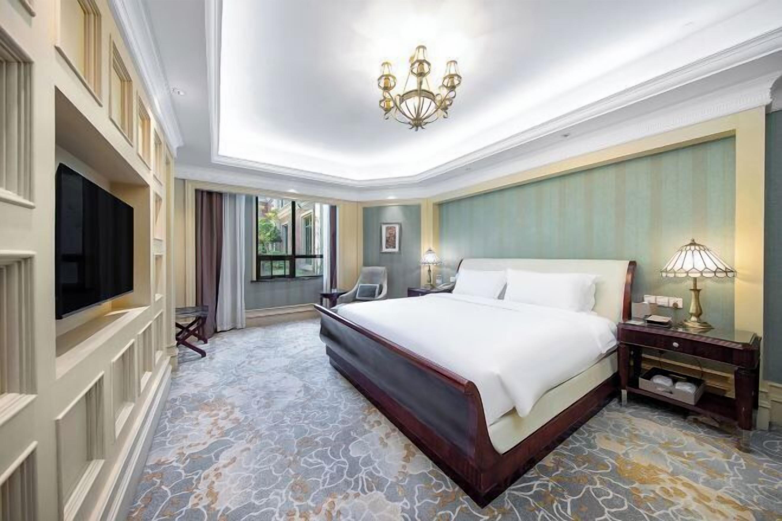 Minibar, caja de seguridad en la habitación y escritorio 