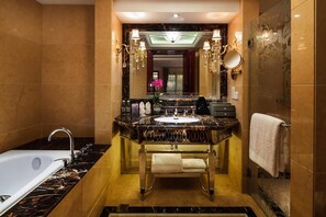 Ensemble douche/baignoire, articles de toilette gratuits, sèche-cheveux