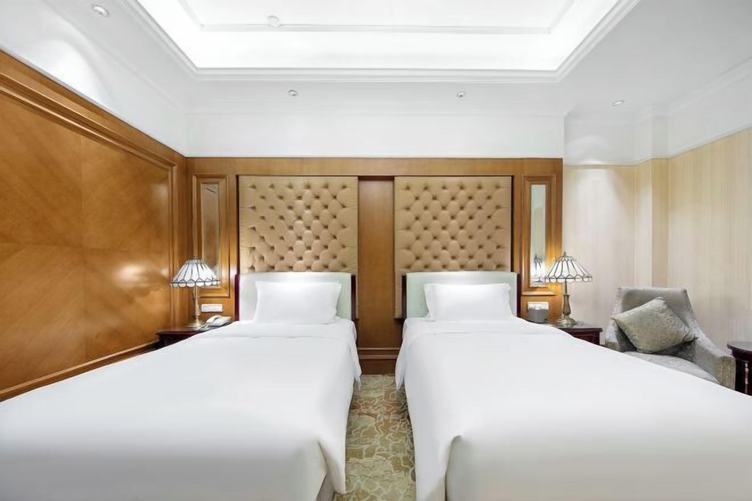 Minibar, caja de seguridad en la habitación y escritorio 