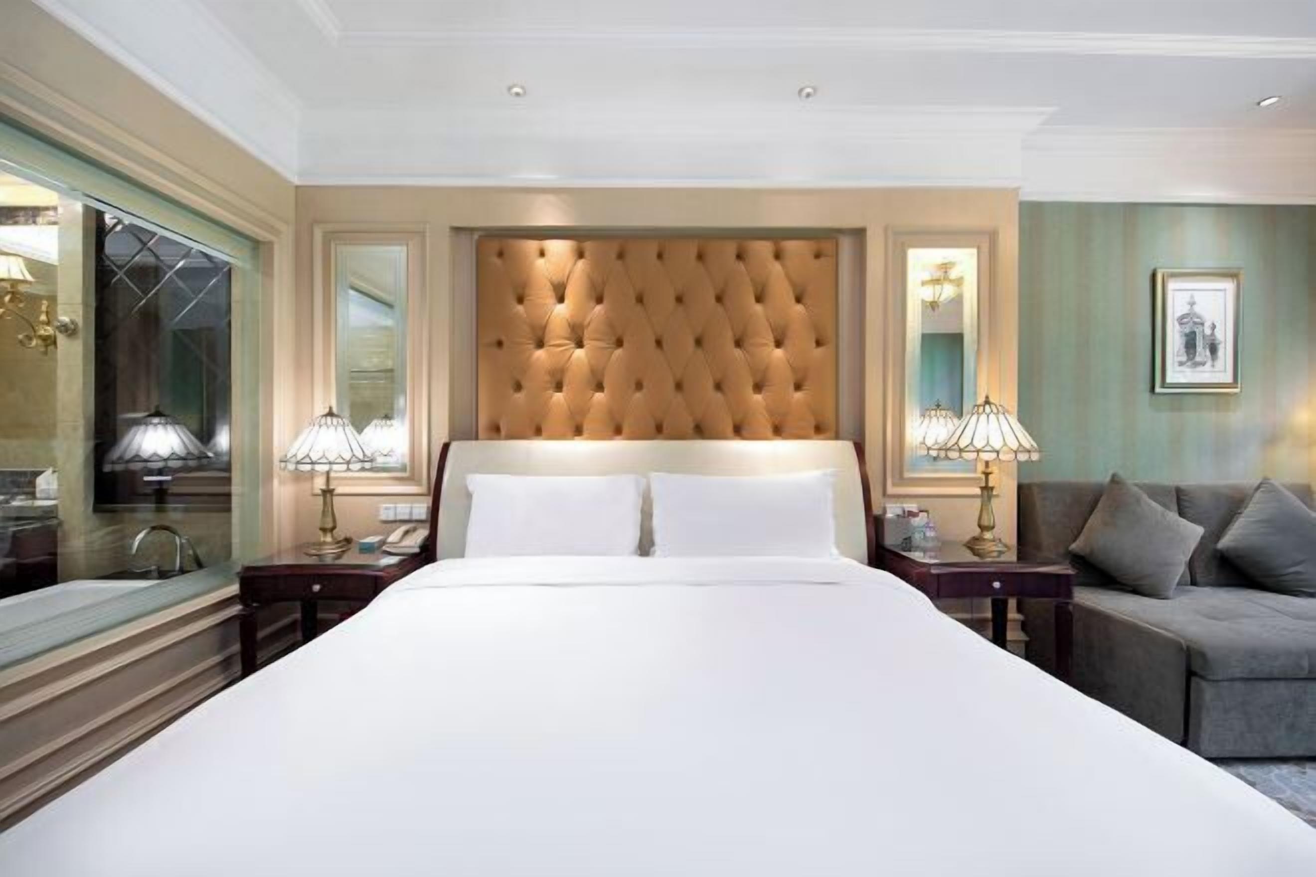 Minibar, caja de seguridad en la habitación y escritorio 