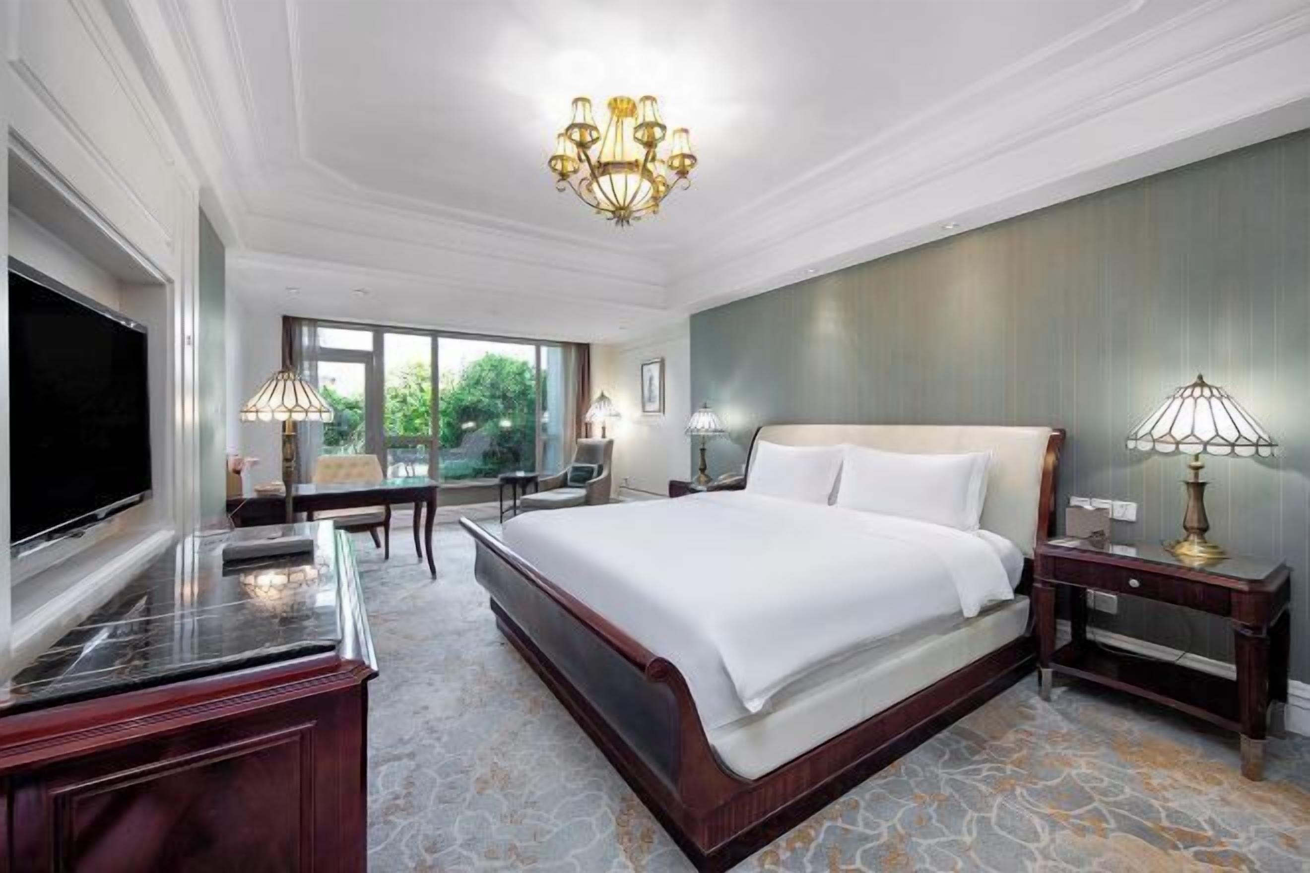 Minibar, caja de seguridad en la habitación y escritorio 