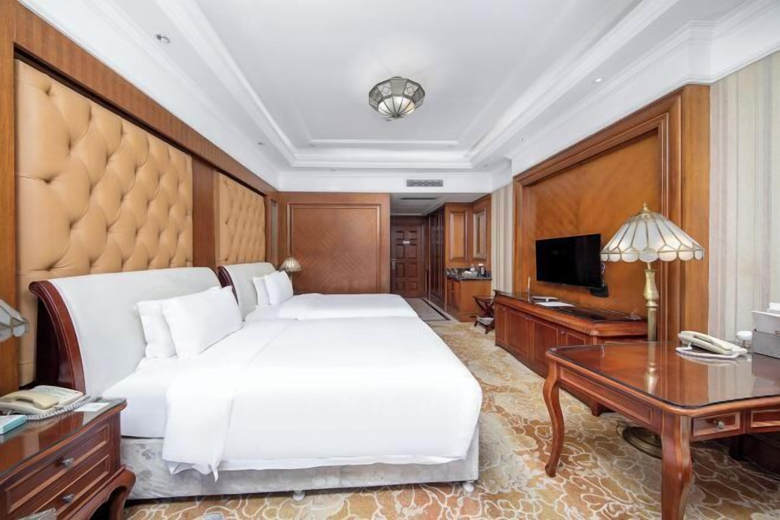 Minibar, caja de seguridad en la habitación y escritorio 