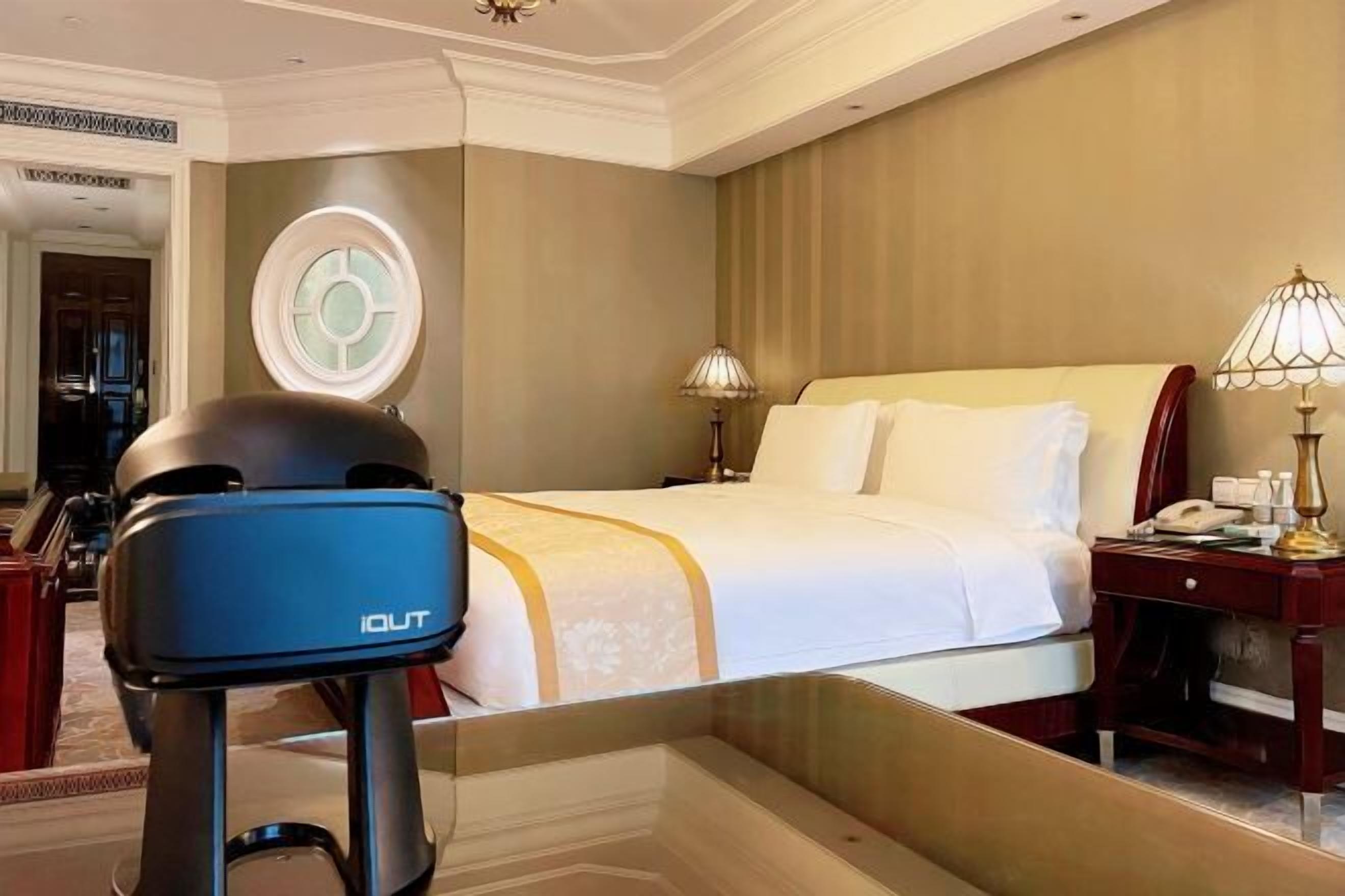 Minibar, caja de seguridad en la habitación y escritorio 