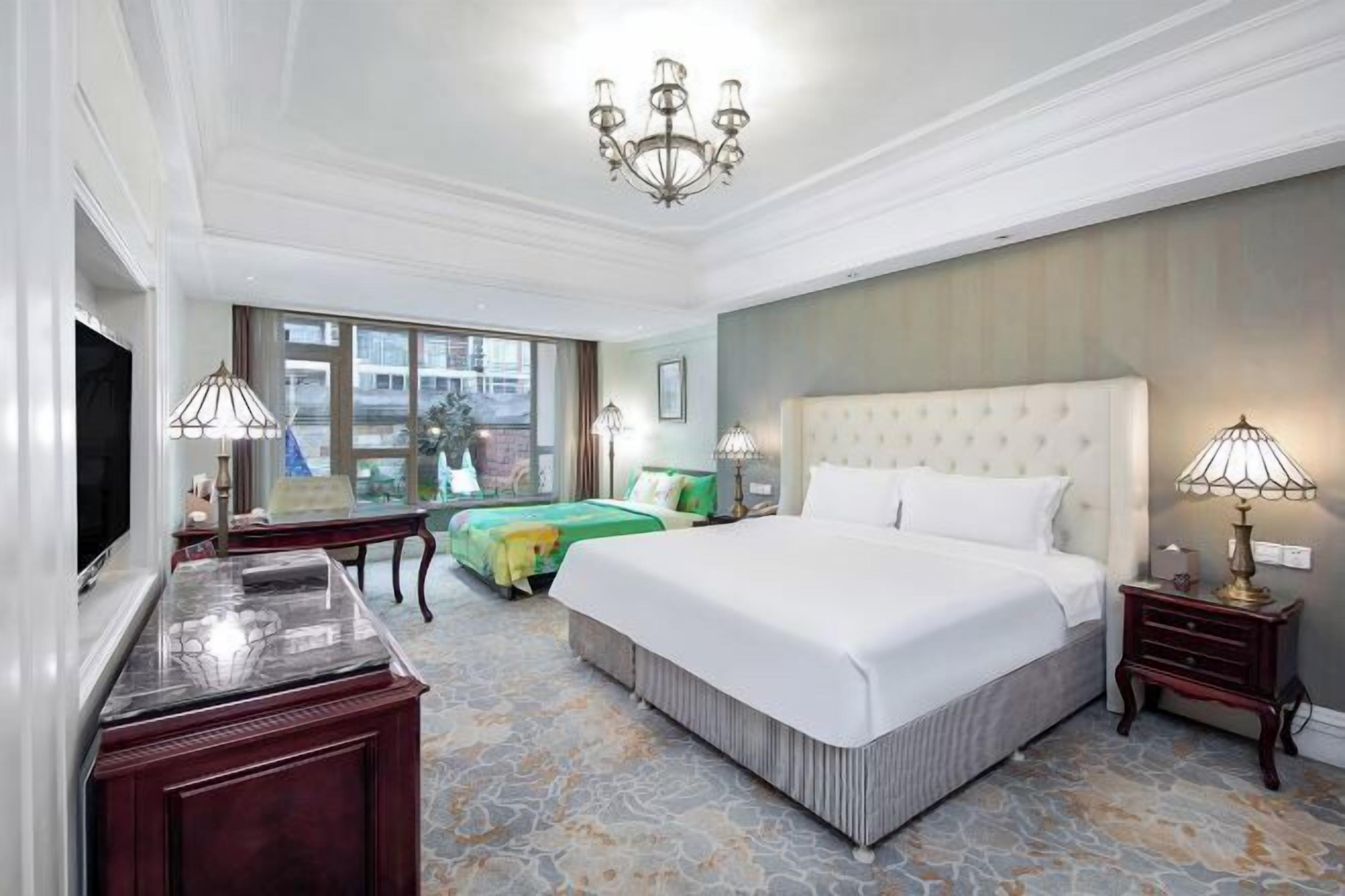 Minibar, caja de seguridad en la habitación y escritorio 