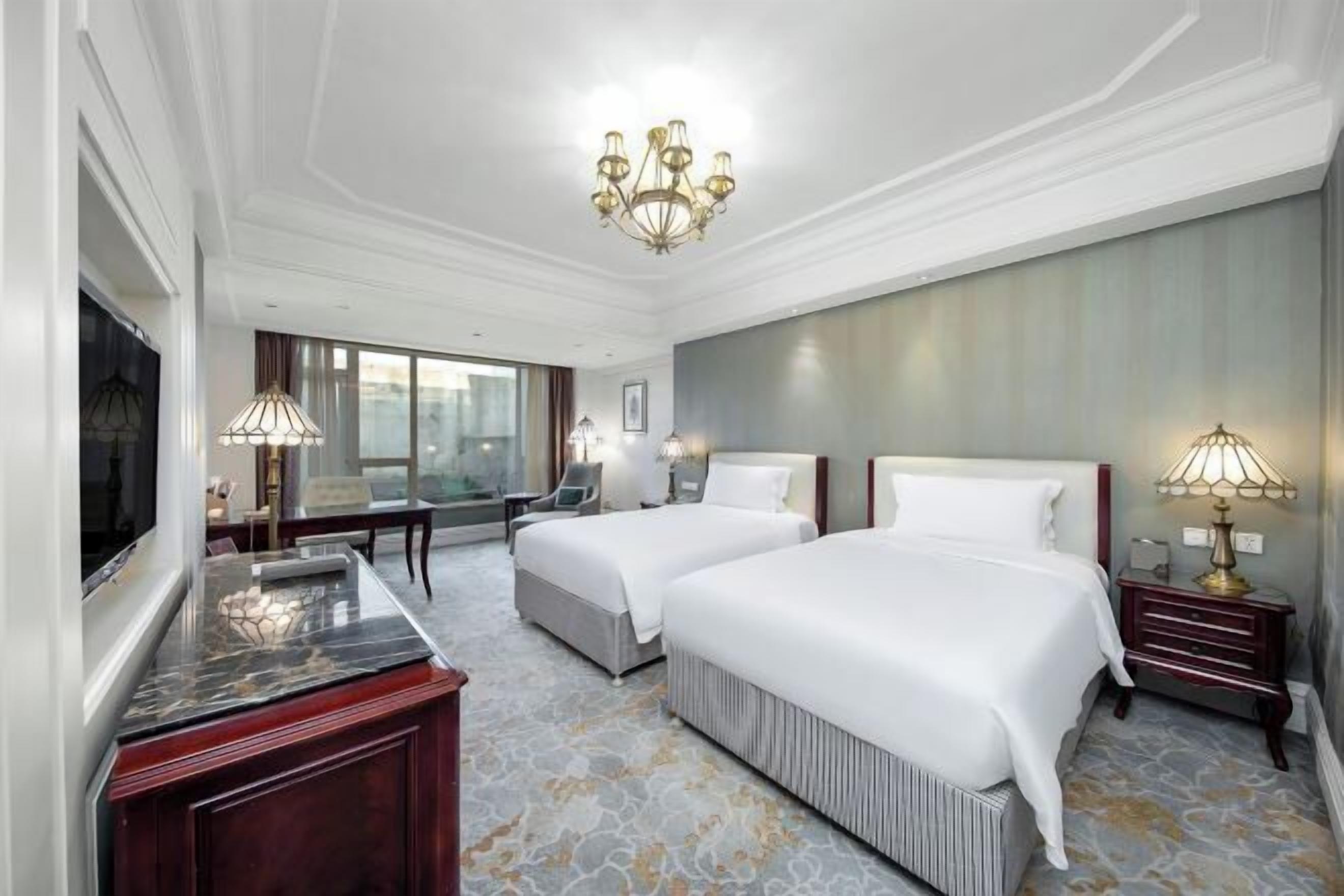 Minibar, caja de seguridad en la habitación y escritorio 