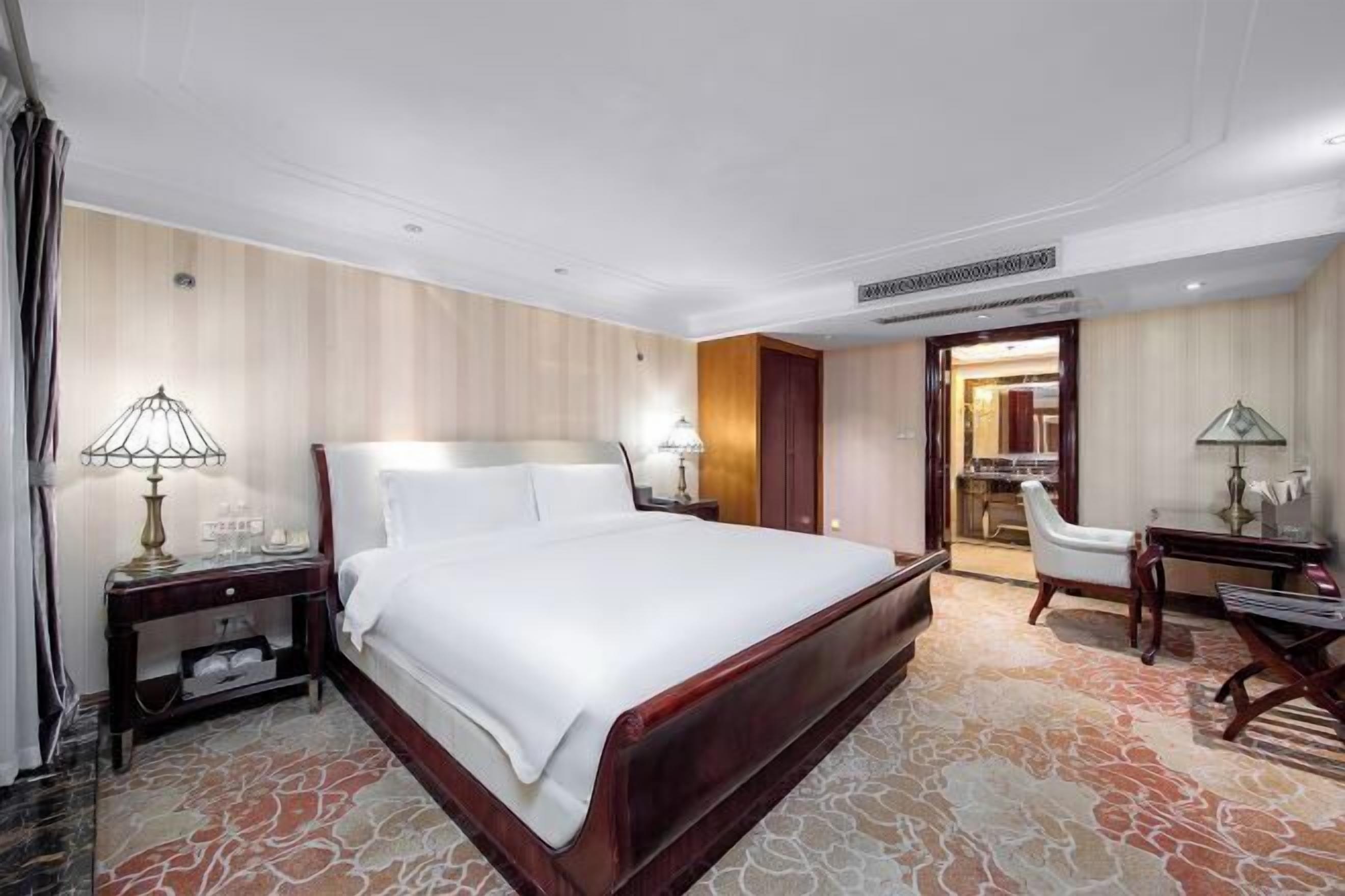 Minibar, caja de seguridad en la habitación y escritorio 